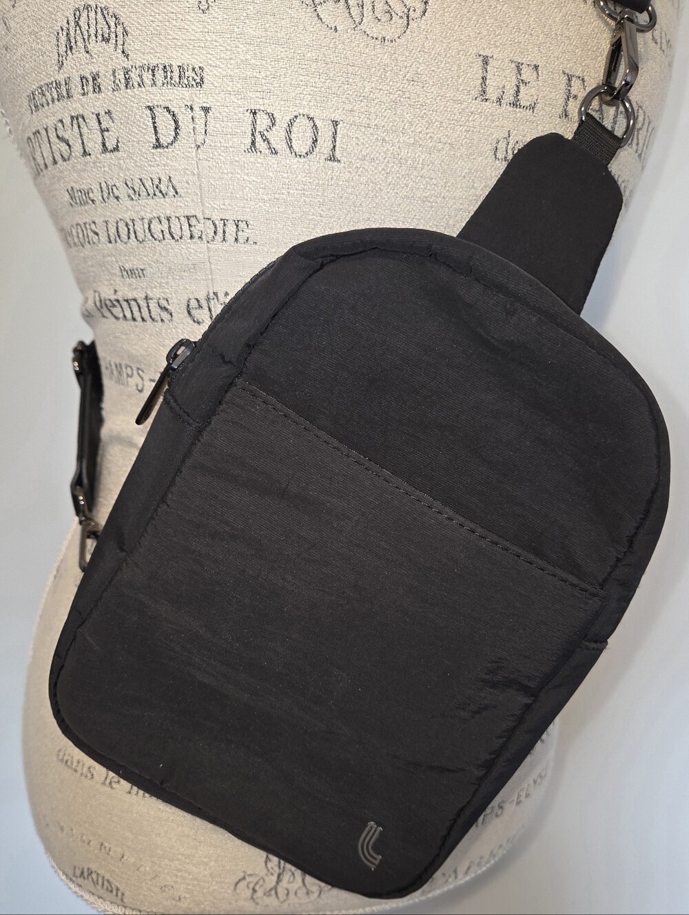 Lolë Unisex Black Recycled Nylon Sling Bag